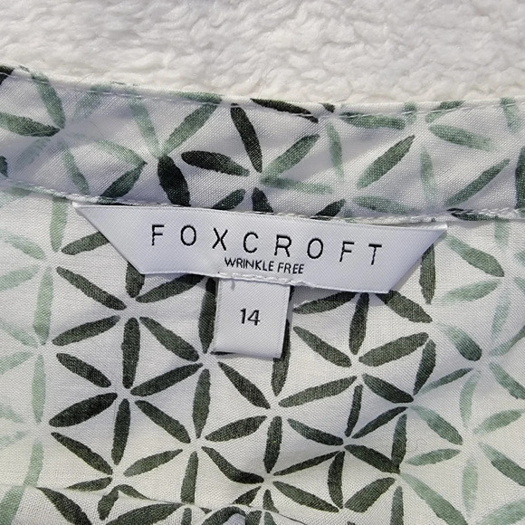 Foxcroft Wrinkle Free Women's Button Down Blouse Green White Geometric Print 14 - Picture 7 of 10
